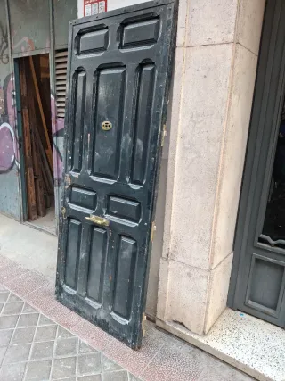Puerta antigua de entrada madera oscura
