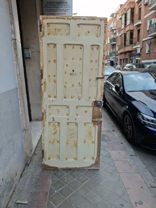 Puerta antigua de entrada madera oscura