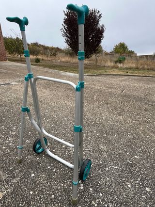 Andador con ruedas y asas