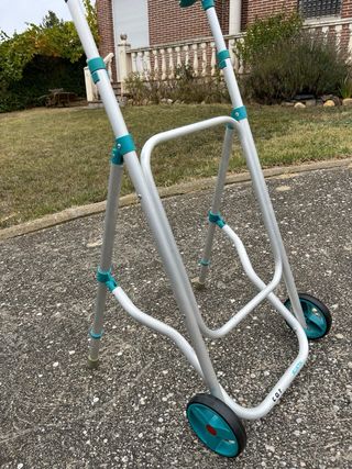 Andador con ruedas y asas
