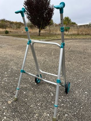 Andador con ruedas y asas