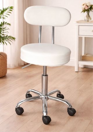 Silla blanca con ruedas y respaldo