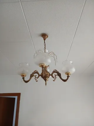 Lámpara de techo dorada y transparente