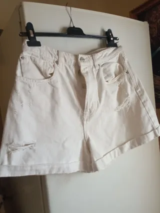 Pantalones cortos blancos rotos