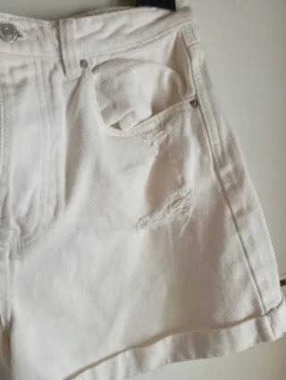 Pantalones cortos blancos rotos