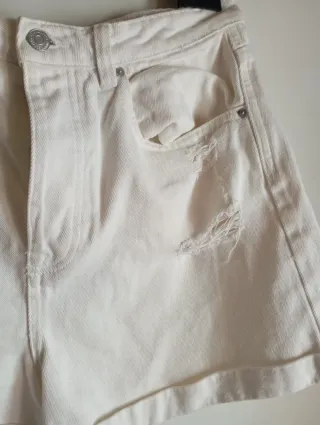Pantalones cortos blancos rotos