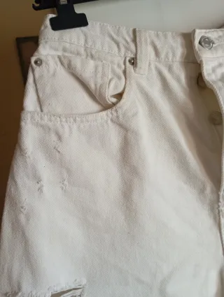 Pantalones cortos blancos rotos