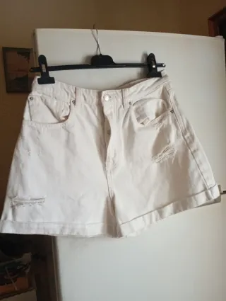 Pantalones cortos blancos rotos