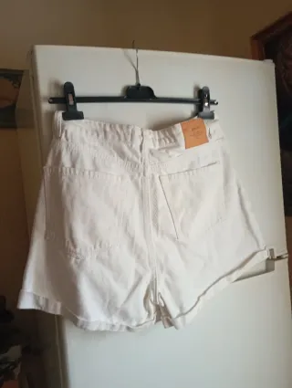 Pantalones cortos blancos rotos
