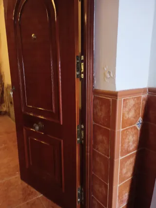 Puerta de seguridad ,madera maciza entrada