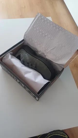 Zapatos de seguridad Kingsman grises y negros