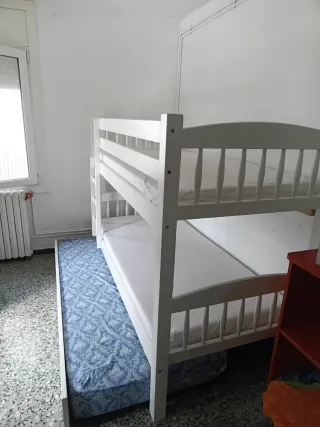 Litera de madera blanca