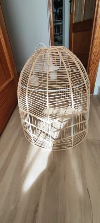 Lámpara de mimbre estilo cúpula