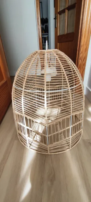 Lámpara de mimbre estilo cúpula