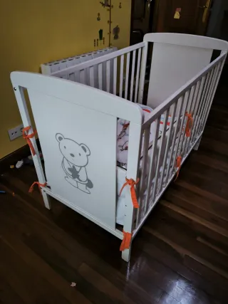 Cuna de bebé blanca + colchón + sabanas y nórdico