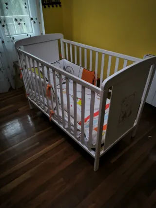 Cuna de bebé blanca + colchón + sabanas y nórdico