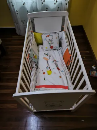 Cuna de bebé blanca + colchón + sabanas y nórdico