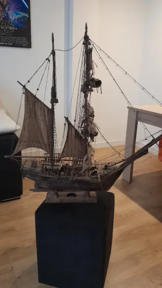 Maqueta de barco de madera