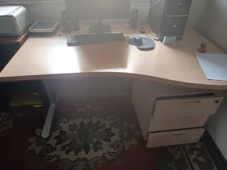 Mesa de ordenador de madera y metal