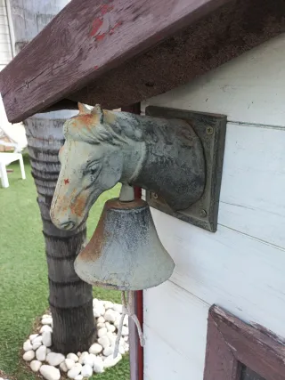 Campana de hierro con cabeza de caballo
