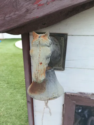 Campana de hierro con cabeza de caballo
