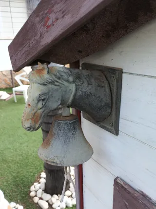 Campana de hierro con cabeza de caballo