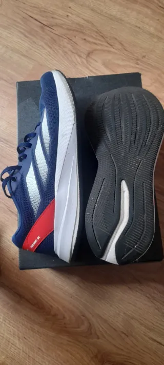 Zapatillas deportivas Adidas azules y rojas