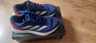 Zapatillas deportivas Adidas azules y rojas