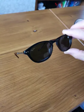 Gafas de sol Ray-Ban marrón negras.