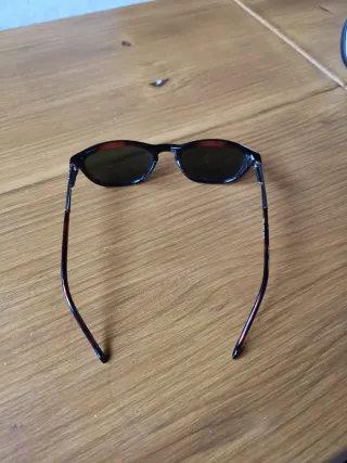 Gafas de sol Ray-Ban marrón negras.