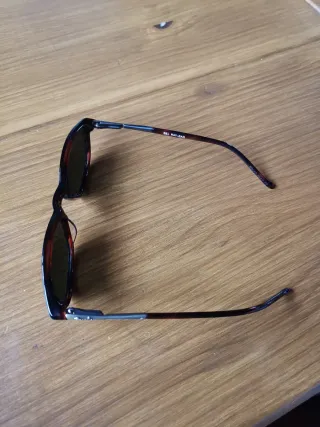 Gafas de sol Ray-Ban marrón negras.