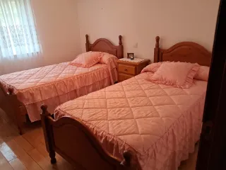 Dormitorio madera maciza.