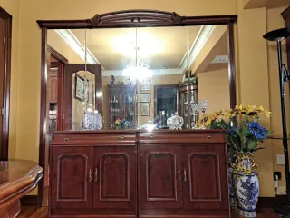 Aparador de madera con detalles dorados