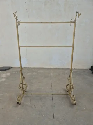 Perchero de hierro forjado dorado