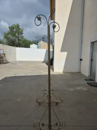 Perchero de hierro forjado dorado