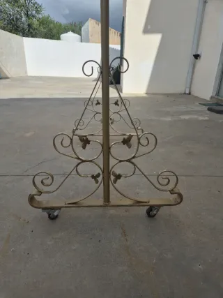 Perchero de hierro forjado dorado