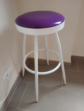 Taburete alto blanco y morado