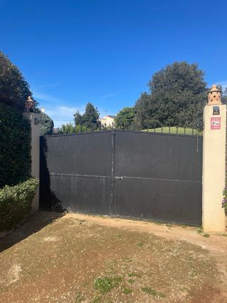 Barrera de Hierro Negra Panelada