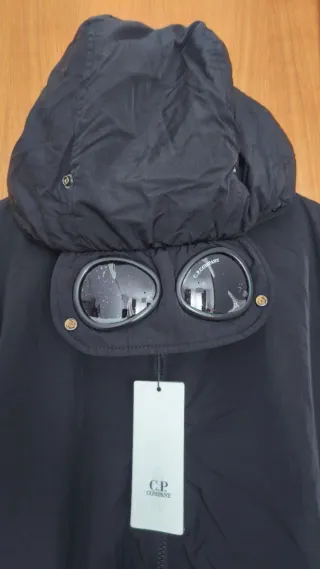 Chaqueta CP Company L Negra con Gafas