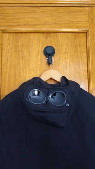 Chaqueta CP Company L Negra con Gafas