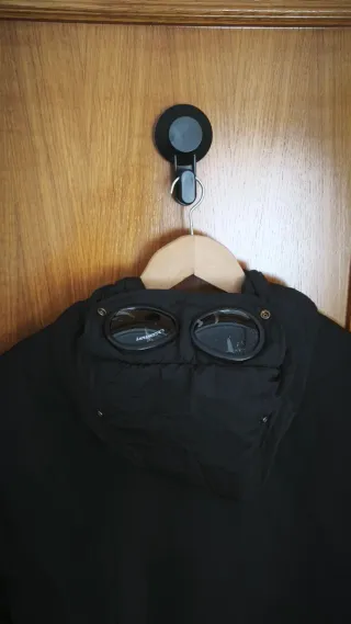 Chaqueta CP Company L Negra con Gafas