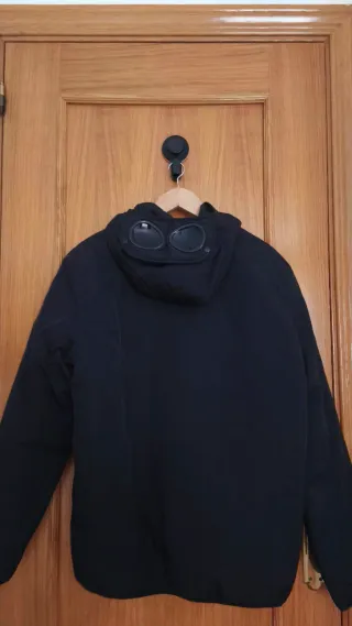 Chaqueta CP Company L Negra con Gafas