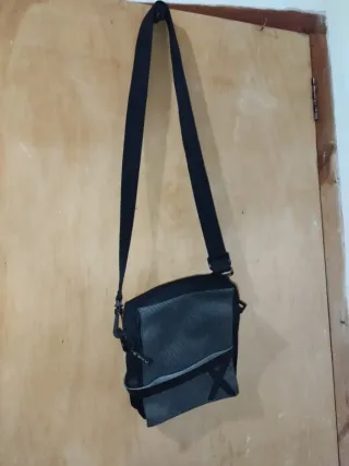 Bolso bandolera Axe negro y gris