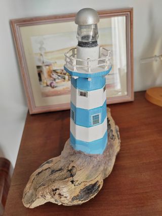 Faro decorativo su legno di mare