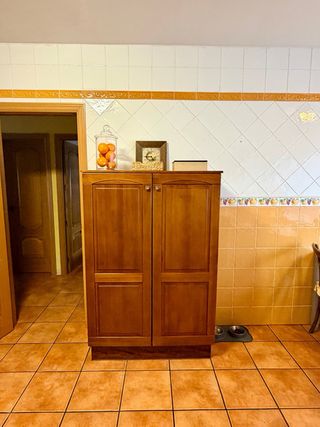 Cocina madera con encimera Silestone blanca