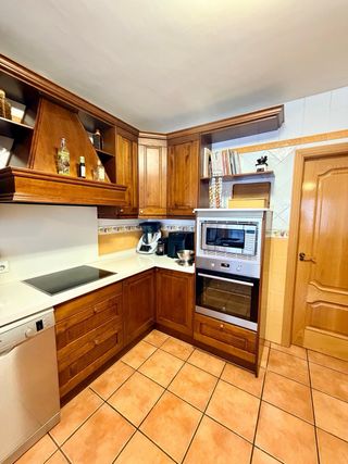 Cocina madera con encimera Silestone blanca