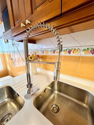 Cocina madera con encimera Silestone blanca