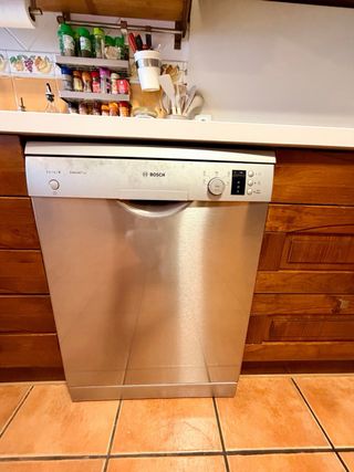 Cocina madera con encimera Silestone blanca