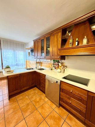 Cocina madera con encimera Silestone blanca