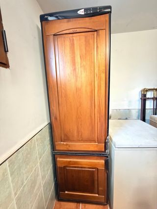 Cocina madera con encimera Silestone blanca